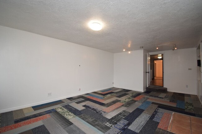 Building Photo - Bright Midvale 3 Bed – Near Fashion Place & Fort Union!!!