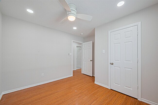 Building Photo - 1105 Panama St