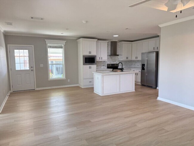 Building Photo - 7815 Lakeshore Dr