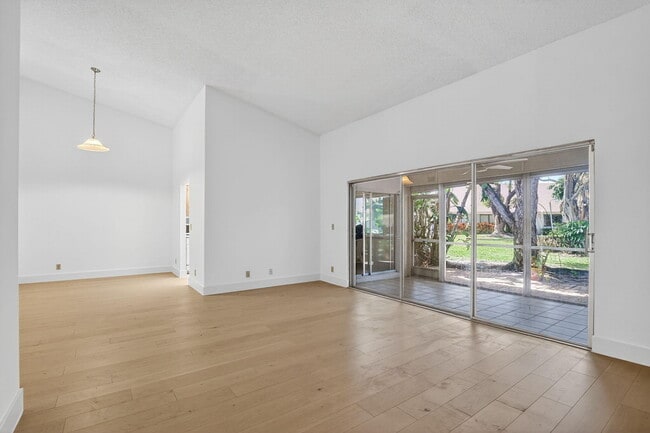 Building Photo - 708 Lago Rd