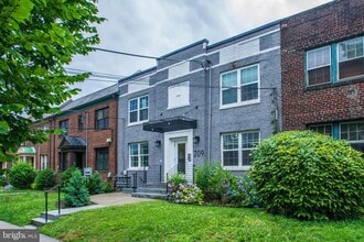 Building Photo - 709 Jackson St NE