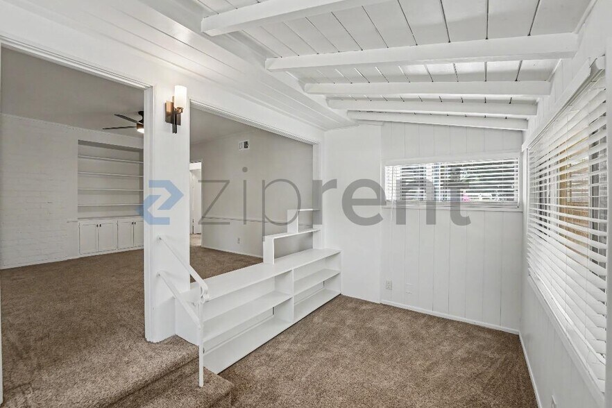 Building Photo - Unit