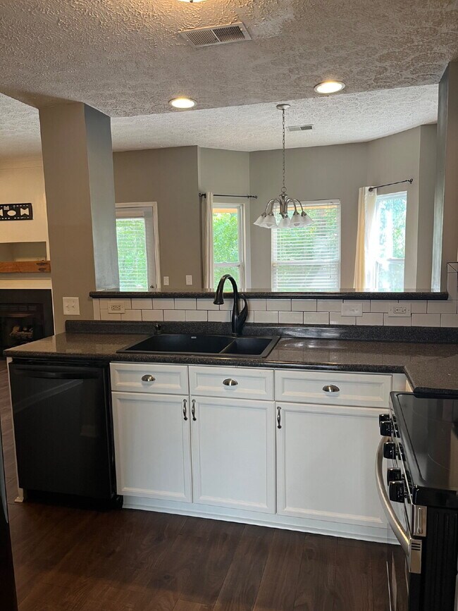 Building Photo - "Spacious 3-Bedroom Townhouse Retreat with Fireplace & Hardwood Floors in Antioch!"