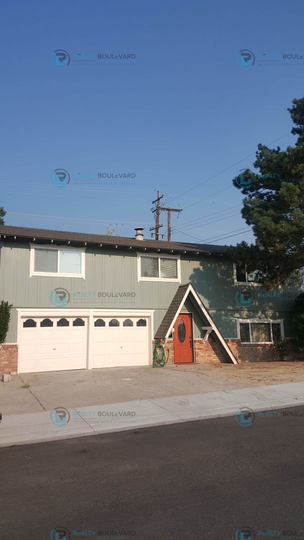 Building Photo - Perfect home in Reno with 2 car garage, ba...
