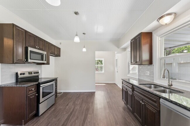 Building Photo - Welcome home to this stunning, light-filled rental that truly has it all! Featuring huge living s...