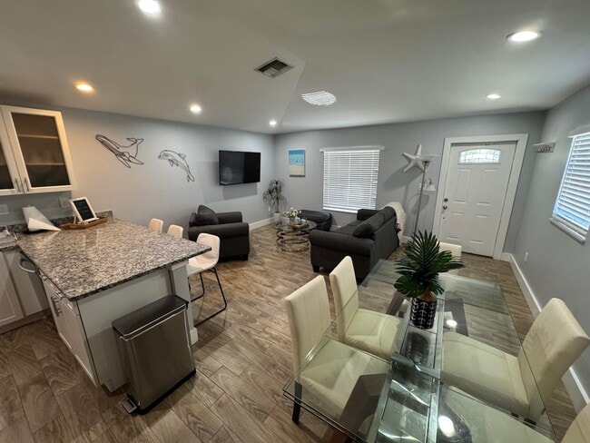 Building Photo - 601 N E St