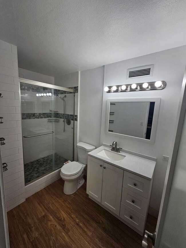 Building Photo - Fully Furnished. Updated. Waikiki (No parking)