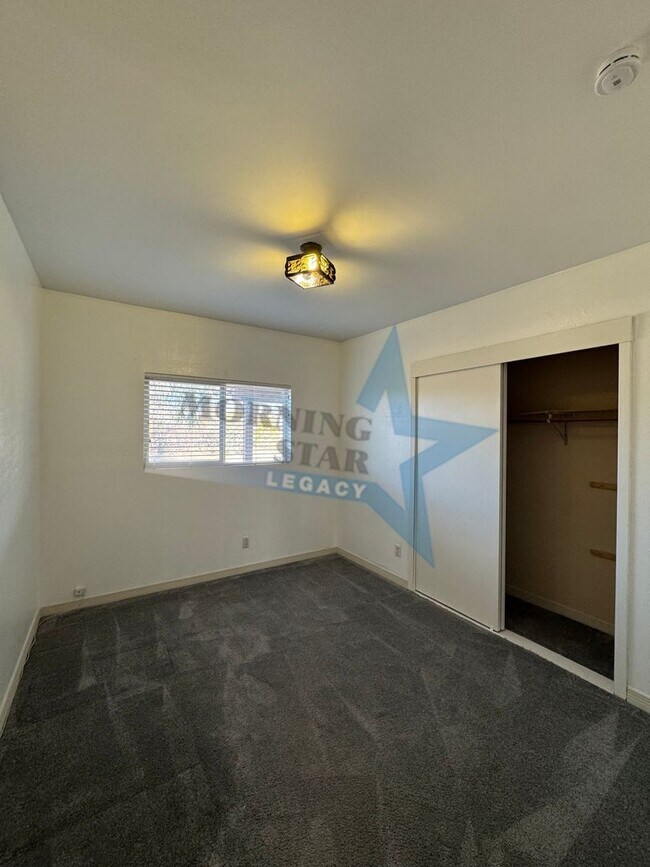 Building Photo - Hurry Leasing Special!! 3-Bedroom Home