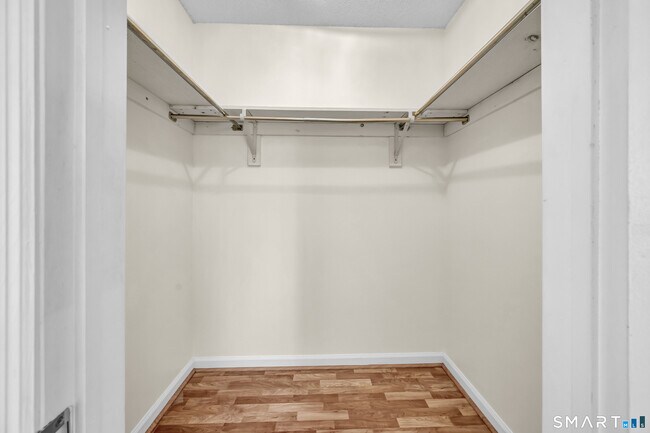 Building Photo - 925 Oronoke Rd