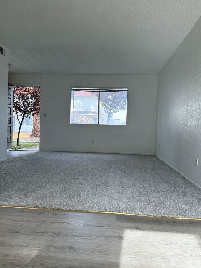 Building Photo - Porterville Townhouse for Rent: 2 Bedroom, 1.5 bath