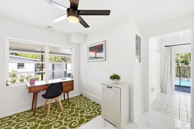 Building Photo - Retro Pool home close to downtown Naples