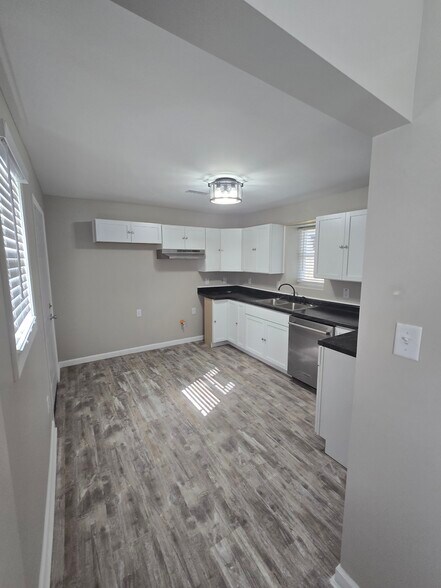 Primary Photo - 32 E 36th Pl