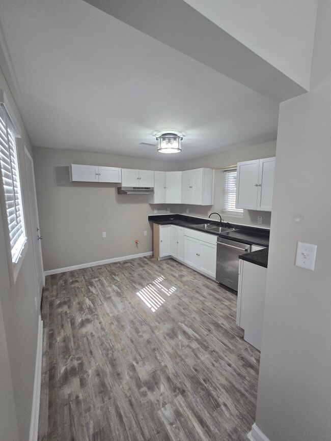 Building Photo - 32 E 36th Pl