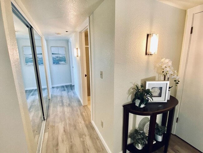 Building Photo - Prime Central Location / Available NOW!!!