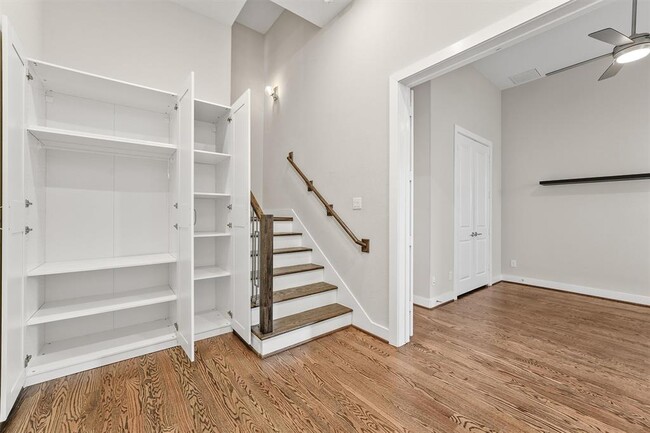 Building Photo - 5815 E Post Oak Ln