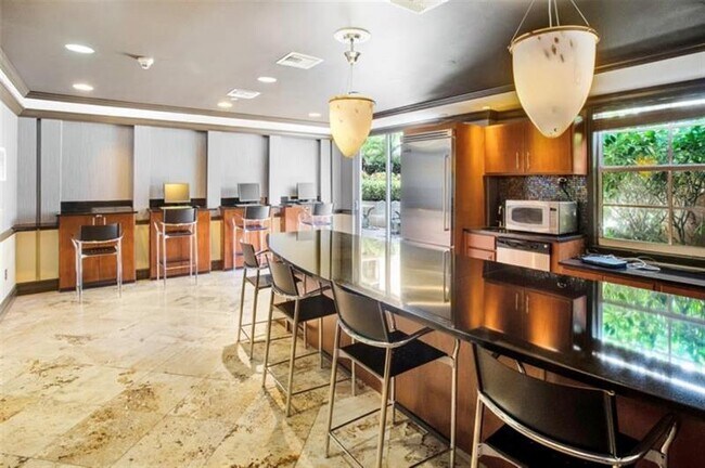 Building Photo - 520 SE 5 Ave