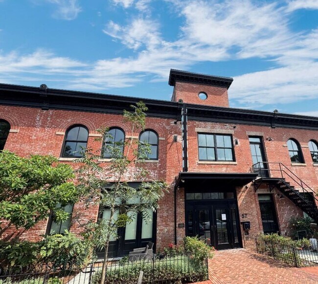 Building Photo - Top Floor 1 bed  + 1 bath Condo in DC // Fantastic Views