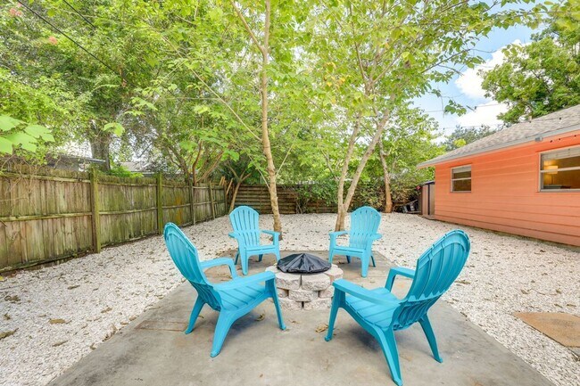 Building Photo - Charming 3/2 Available Now! Furnished or U...