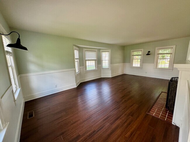 Building Photo - 129 Laurel Rd