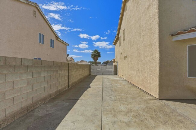 Building Photo - 4 Bedroom Home with Oversized Yard & RV Parking!
