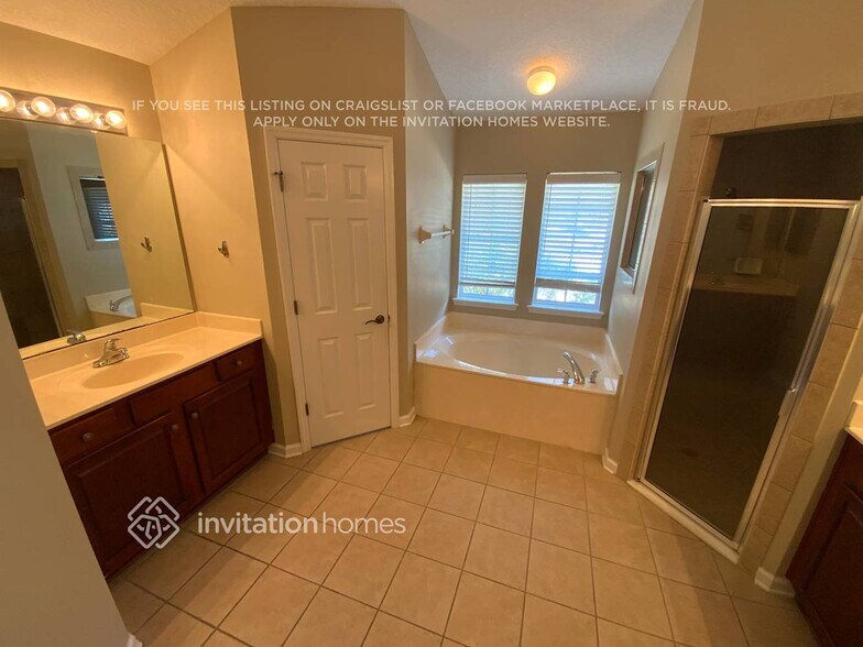 Building Photo - 149 Oak Common Ave