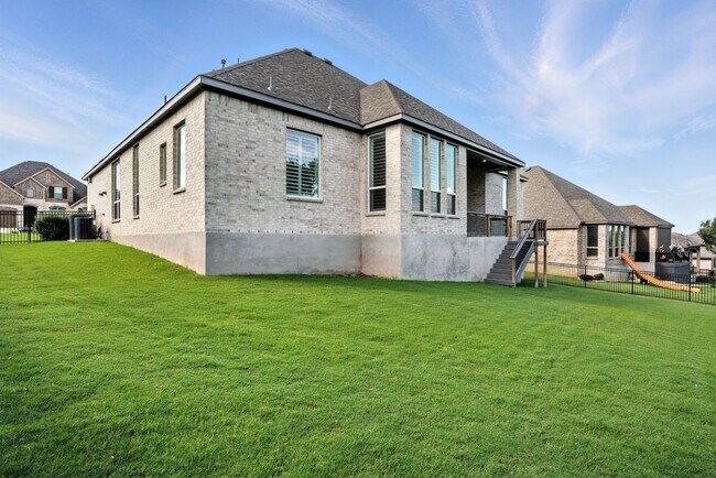 Building Photo - 220 Corazon