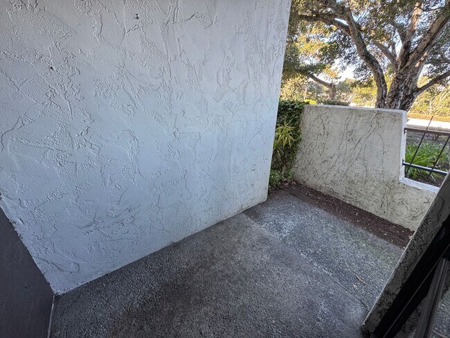 Building Photo - Spacious One-Bed One-Bath Condo Located At...