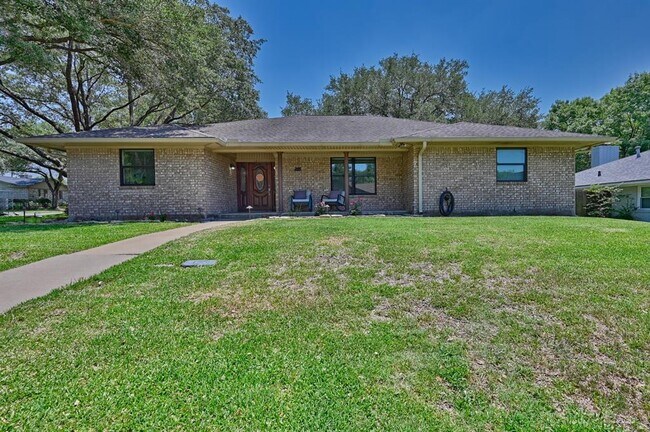 Building Photo - 1600 Pecan St
