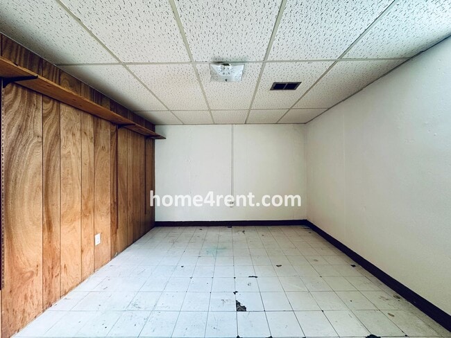 Building Photo - Charming Duplex Style Home with New Paint, Updated Floors, Finished Basement and a Quiet Back Patio!