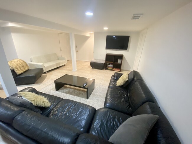 Building Photo - 921 Arden Ln