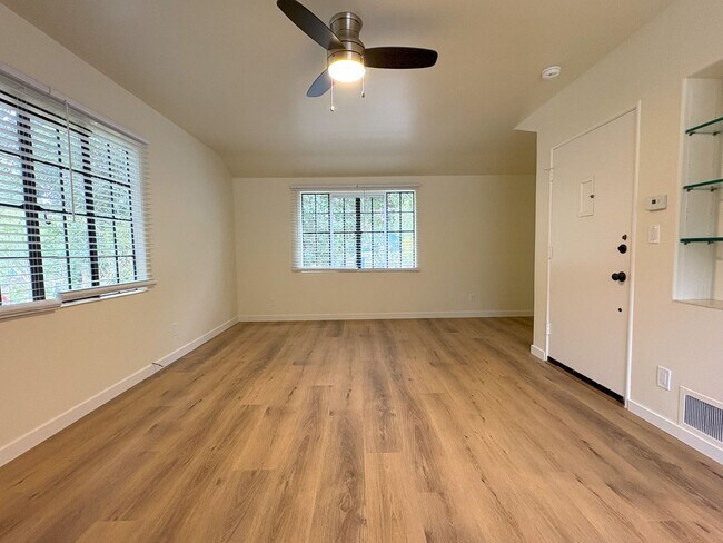 Building Photo - Beautifully Updated 2BR/2BA – Yard & Garage