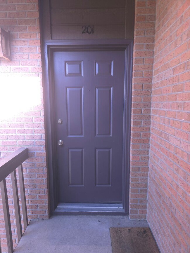 Building Photo - 2 bed 2 bath condo located in the Chateau Village West subdivision