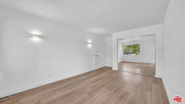 Building Photo - 305 San Vicente Blvd