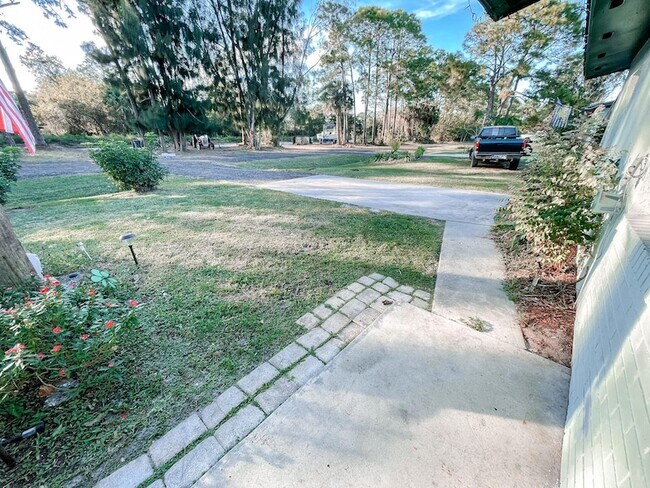 Building Photo - 122 Laidback Way