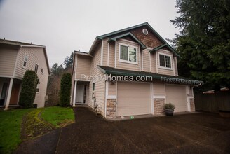 Building Photo - Luxury Three Bedroom, Three Bath Townhouse with Attached Garage