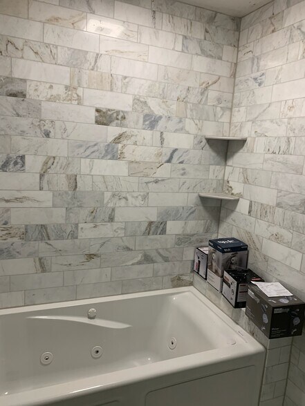 Master bathroom - 10928 NW 34th Pl