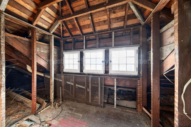 Building Photo - 2424 Oakland Ave