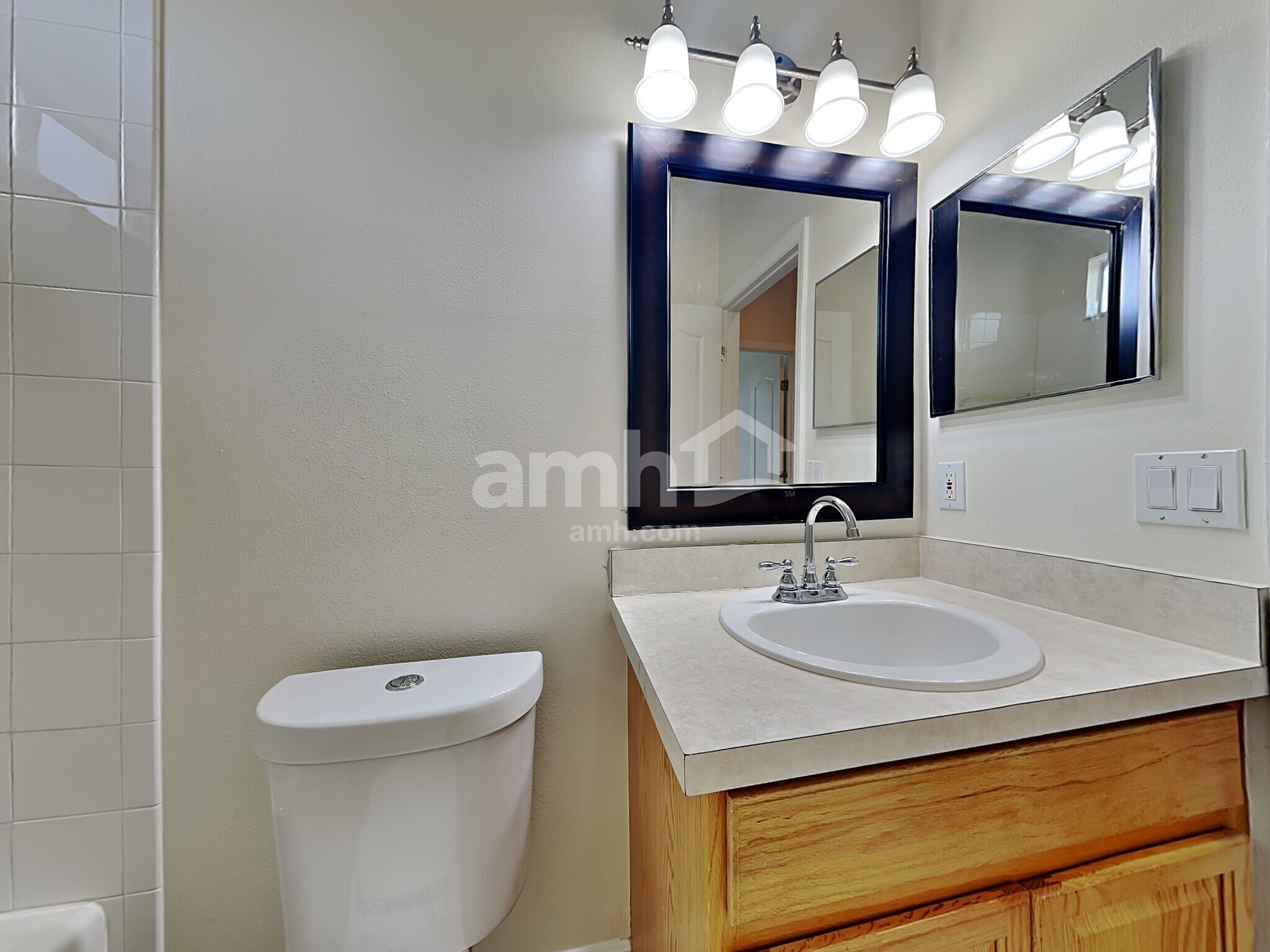 Building Photo - 802 Lesa Glen Pl