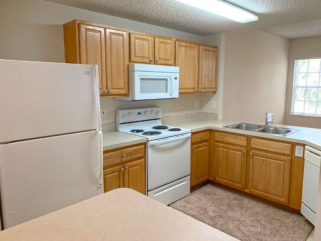 Building Photo - 3BR | 2 BA | 1-Car Las Palmas Townhome