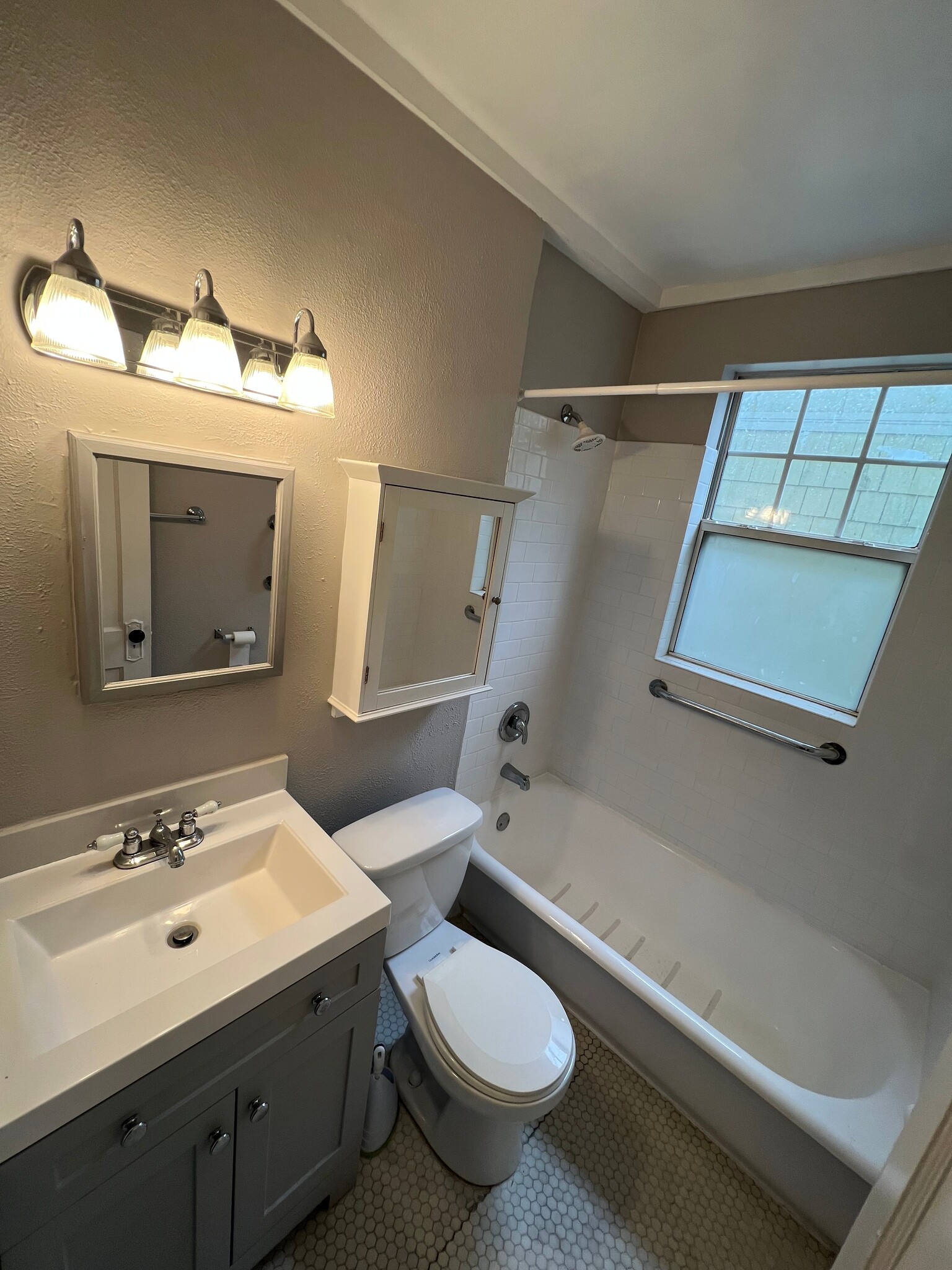 Building Photo - 1 Bed/1 Bath - Unit 5