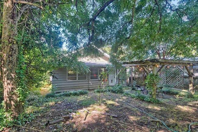 Building Photo - Adorable bungalow in Cottontown!