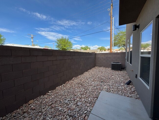 Building Photo - HURRICANE TOWNHOME FOR RENT!