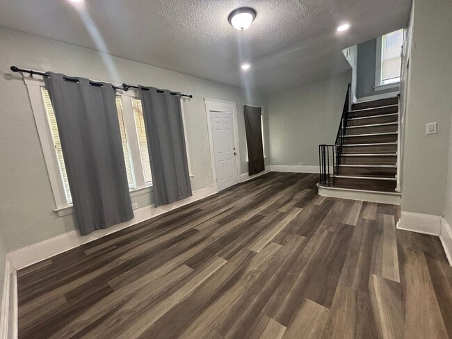 Building Photo - 13721 Beachwood Ave