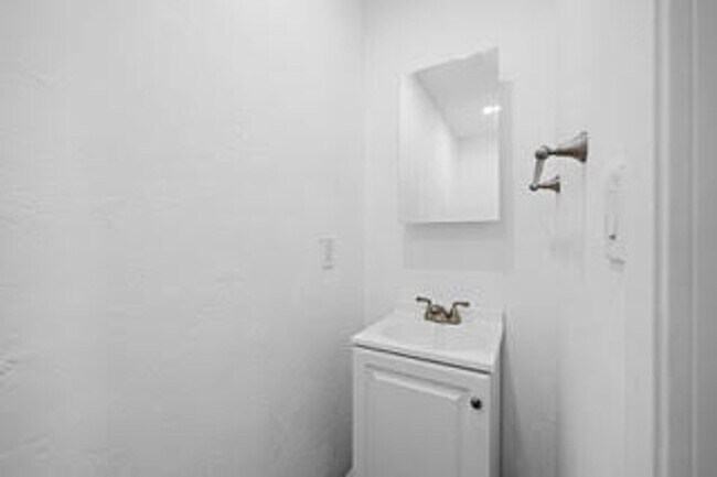 Building Photo - 2134 Drescher St
