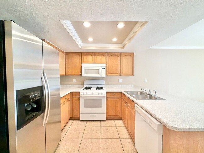 Building Photo - AVAILABLE NOW!! 3 Bedroom / 2 Bathroom Townhouse with pool in Cathedral City