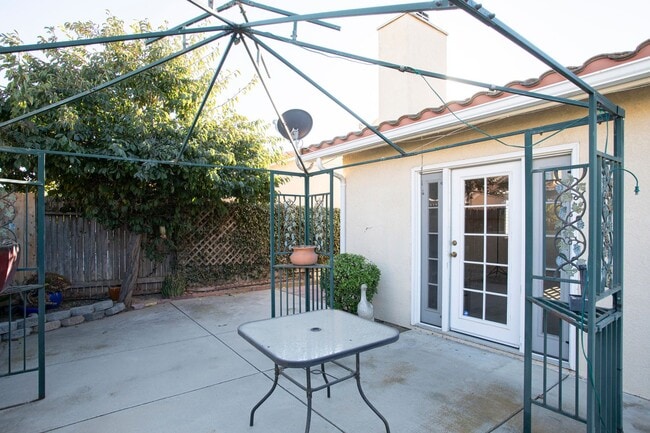 Building Photo - Lovely 3 Bedroom Home!