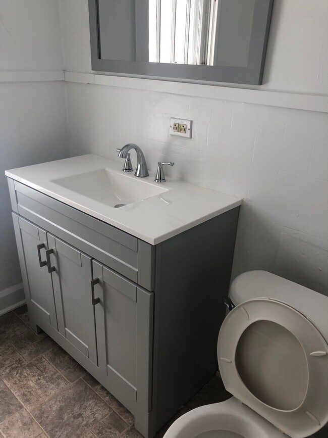 Building Photo - 4 bed/2 bath rental south of campus!