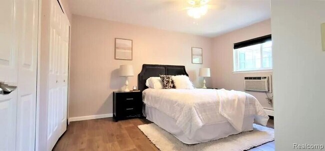 Building Photo - 2445 Torquay Ave