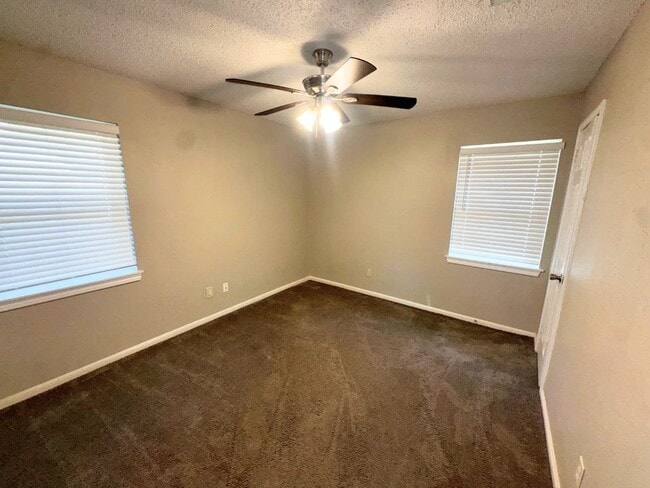 Building Photo - 723 Cherry Valley Dr