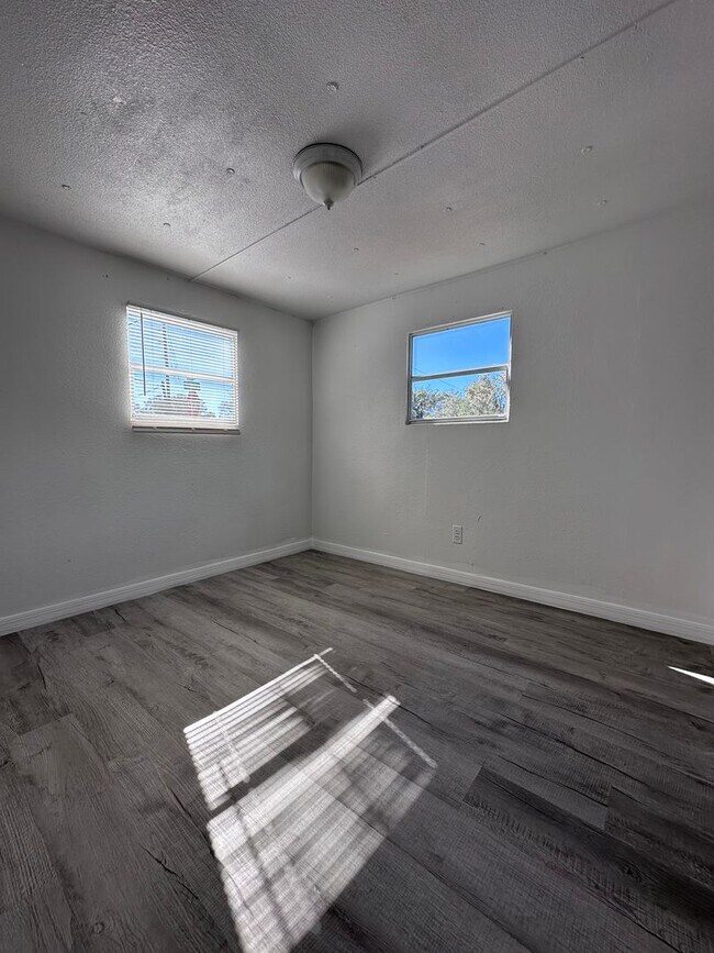 Building Photo - 2Bed 1Bath Rent To Own in Zephyrhills, FL